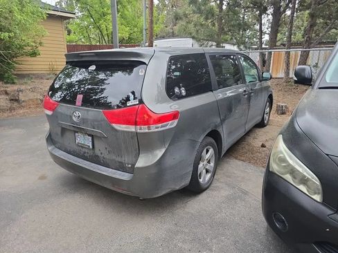 Used 2012 Toyota Sienna LE FWD image 2