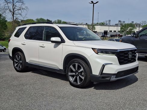 Used 2023 Honda Pilot Touring image 1