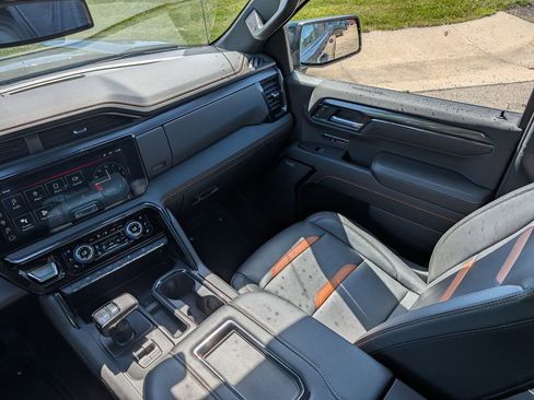 Used 2022 GMC Sierra 1500 AT4 w/ AT4 Preferred Package AWD/4WD image 11