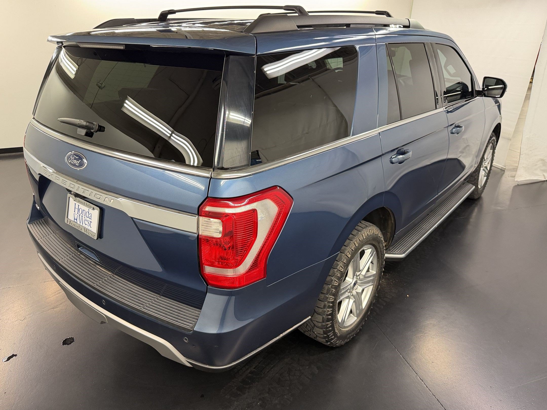 Used 2020 Ford Expedition XLT w/ Equipment Group 202A AWD/4WD image 9