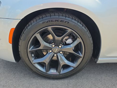 Used 2023 Chrysler 300 Touring w/ Safetytec Plus Group RWD image 9
