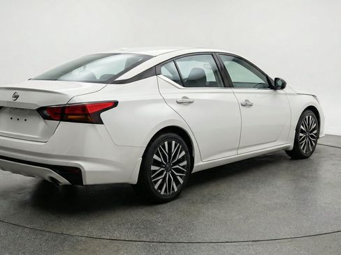Used 2025 Nissan Altima 2.5 SV FWD image 9