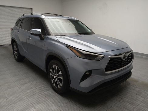 Used 2022 Toyota Highlander XLE FWD image 13