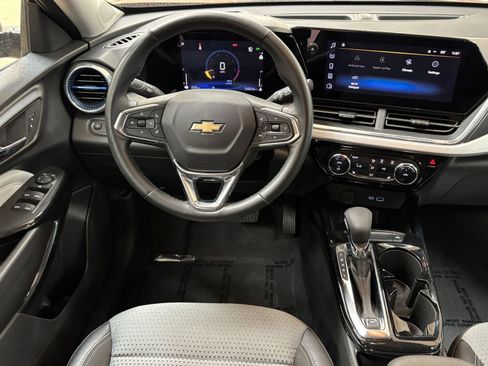 Used 2025 Chevrolet Trax LT w/ LT Convenience Package image 33