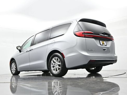 Used 2024 Chrysler Pacifica Touring-L FWD image 20