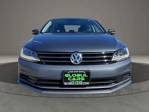 Used 2017 Volkswagen Jetta SE image 2