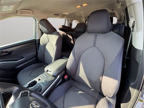 Used 2022 Toyota Highlander LE image 16