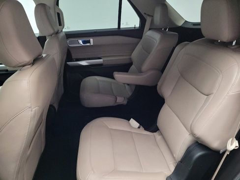 Used 2021 Ford Explorer Limited w/ Equipment Group 301A AWD/4WD image 18