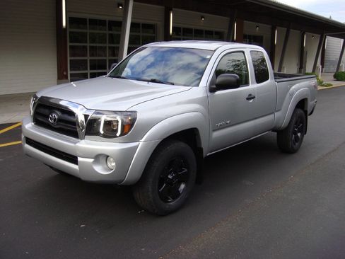 Used 2005 Toyota Tacoma PreRunner RWD image 2