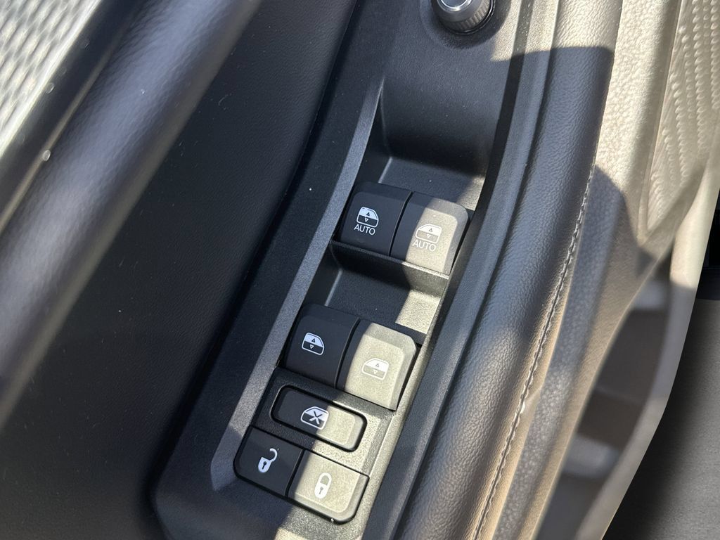 Used 2025 Jeep Grand Cherokee L Laredo RWD image 18