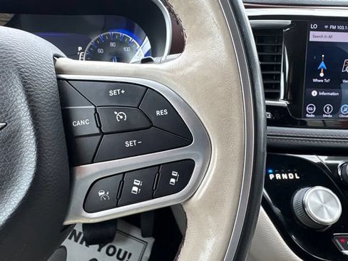 Used 2018 Chrysler Pacifica Limited w/ Tire & Wheel Group FWD image 22