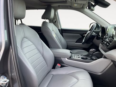 Used 2021 Toyota Highlander XLE AWD/4WD image 17