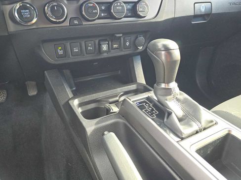 Certified 2022 Toyota Tacoma TRD Off-Road image 32