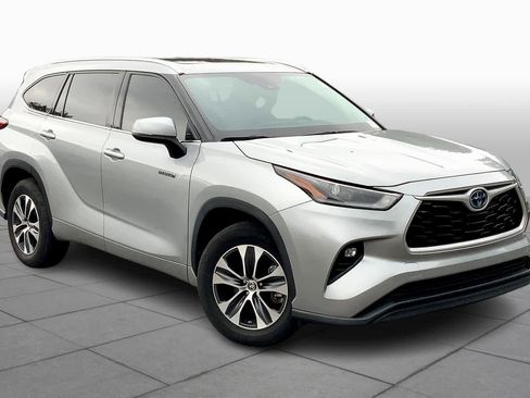 Used 2021 Toyota Highlander XLE image 3