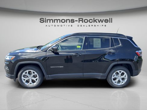 Used 2024 Jeep Compass Latitude AWD/4WD image 2