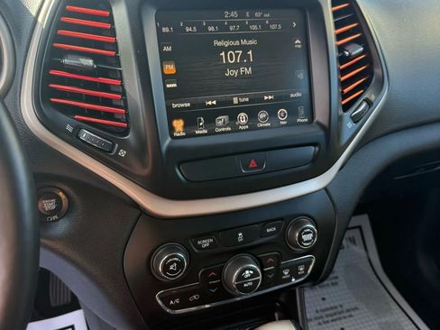 Used 2017 Jeep Cherokee Limited image 29