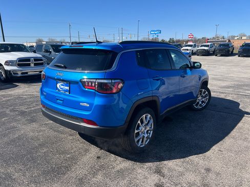 Used 2023 Jeep Compass Latitude w/ Sun and Sound Group AWD/4WD image 6