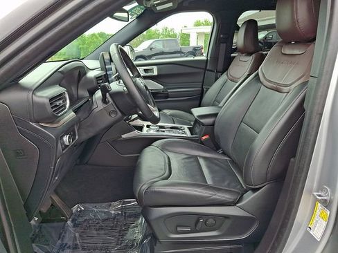 Used 2023 Ford Explorer Platinum w/ Technology Package AWD/4WD image 14