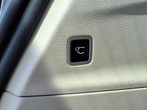 Used 2022 Chrysler Pacifica Touring-L FWD image 11