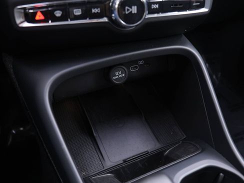 Used 2025 Volvo XC40 B5 Core image 9