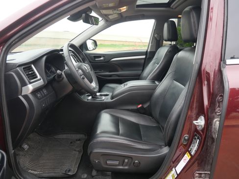 Used 2019 Toyota Highlander XLE image 8
