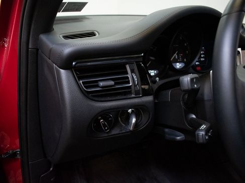 Certified 2025 Porsche Macan image 20