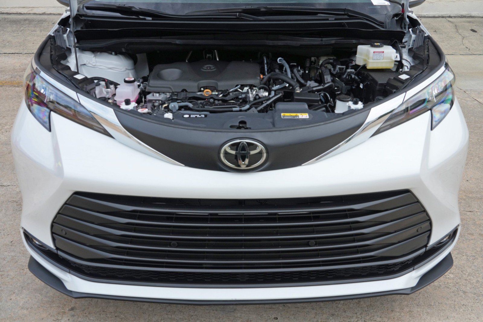 Used 2026 Toyota Sienna XLE FWD image 8