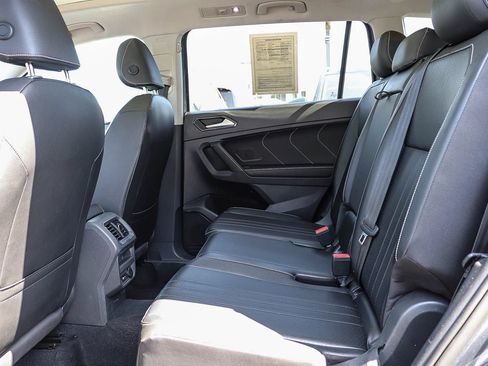 Certified 2022 Volkswagen Tiguan SE w/ Panoramic Sunroof Package FWD image 19