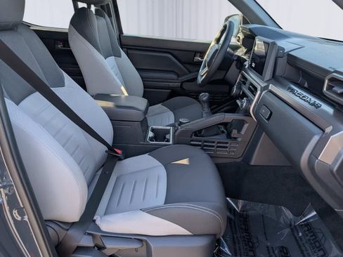 Used 2025 Toyota Tacoma TRD Off-Road image 9