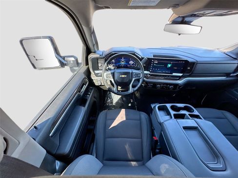 Used 2024 Chevrolet Silverado 2500 LT image 3