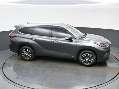 Used 2022 Toyota Highlander XLE AWD/4WD image 39