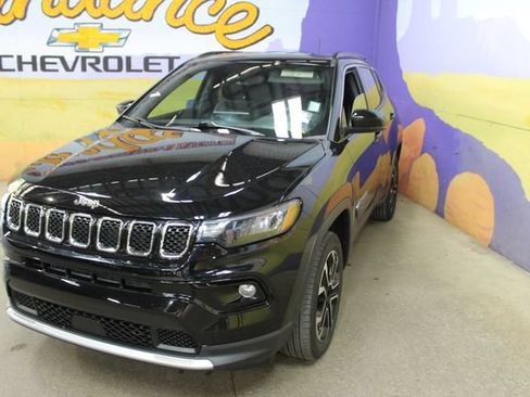 Used 2023 Jeep Compass Limited AWD/4WD image 4