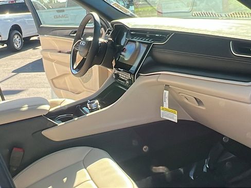 New 2025 Jeep Grand Cherokee Limited w/ Luxury Tech Group II image 11