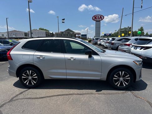 Used 2024 Volvo XC60 B5 Core image 2