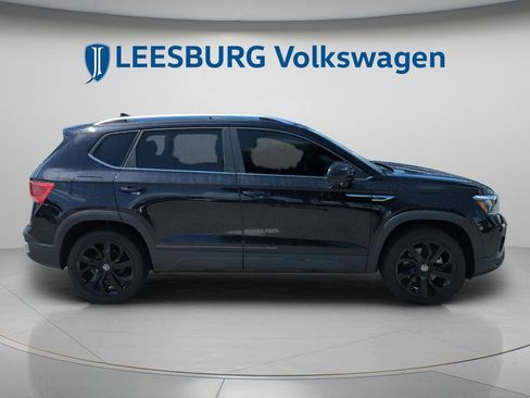 Certified 2022 Volkswagen Taos SE image 3