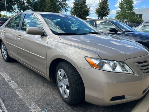 Used 2009 Toyota Camry LE FWD image 3