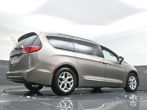 Used 2018 Chrysler Pacifica Touring-L Plus w/ Tire & Wheel Group image 34