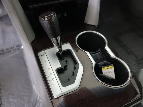 Used 2012 Toyota Camry XLE w/ Convenience Pkg FWD image 17