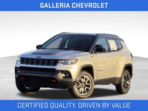 Used 2025 Jeep Compass Trailhawk AWD/4WD image 1
