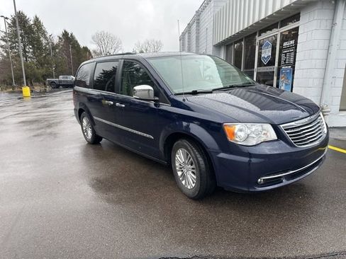 Used 2016 Chrysler Town & Country Touring-L w/ Driver Convenience Group image 3