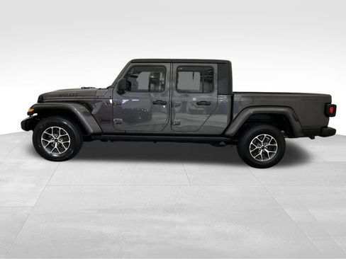 Used 2022 Jeep Gladiator Sport image 4