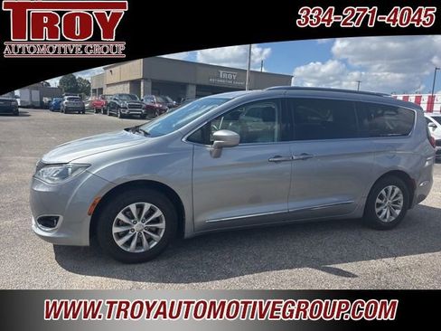 Used 2018 Chrysler Pacifica Touring-L image 9