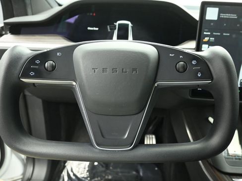 Used 2022 Tesla Model X image 15