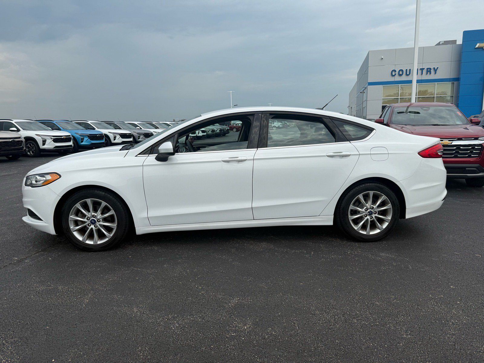 Used 2017 Ford Fusion SE w/ Fusion SE Technology Package FWD image 2