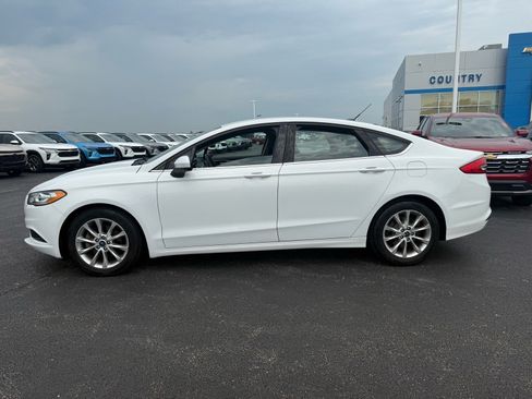 Used 2017 Ford Fusion SE w/ Fusion SE Technology Package FWD image 2