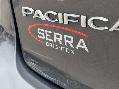 Used 2018 Chrysler Pacifica Touring-L FWD image 31