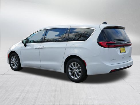 New 2026 Chrysler Pacifica Limited image 5