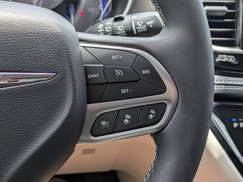Used 2024 Chrysler Pacifica Touring-L AWD/4WD image 39