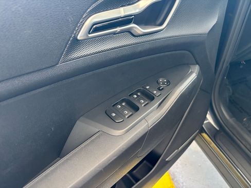 Used 2025 Kia Sportage LX image 18