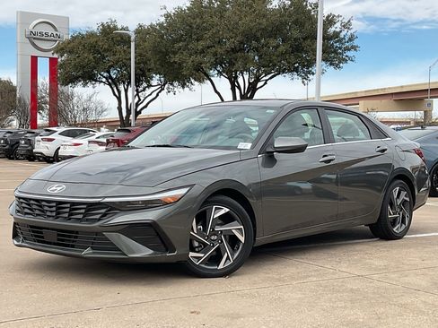 Used 2025 Hyundai Elantra SEL image 2